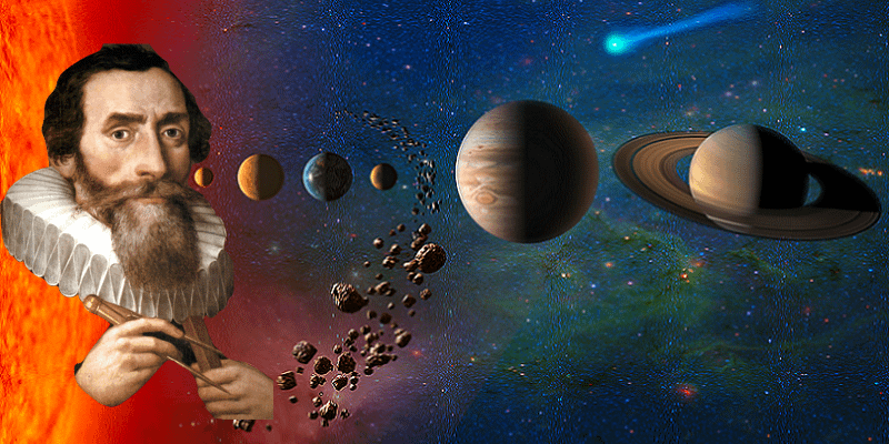 Johannes Kepler, com barba grande e bigode, posando à esquerda da imagem. Ele segura um compasso, simbolizando suas contribuições para a astronomia, enquanto o Sistema Solar é visível ao fundo. É possível ver todos os planetas, o cinturão de asteroides e um cometa próximo a Júpiter, destacando a complexidade do movimento planetário que Kepler estudou e descreveu