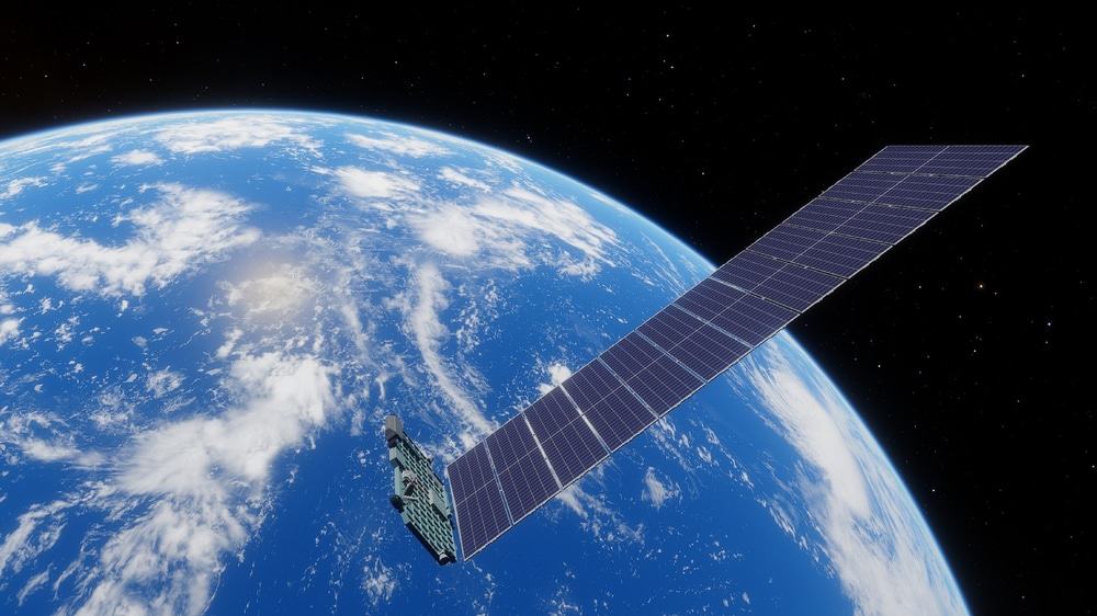 Representação artística de um satélite Starlink da SpaceX em órbita ao redor da Terra. O satélite, parte da constelação de satélites destinados a fornecer internet de alta velocidade globalmente, é mostrado flutuando no espaço, com a Terra ao fundo. A imagem ilustra o design moderno e futurista do satélite, destacando sua antena e painel solar, enquanto a escuridão do espaço e as nuvens da atmosfera terrestre criam um contraste impressionante.