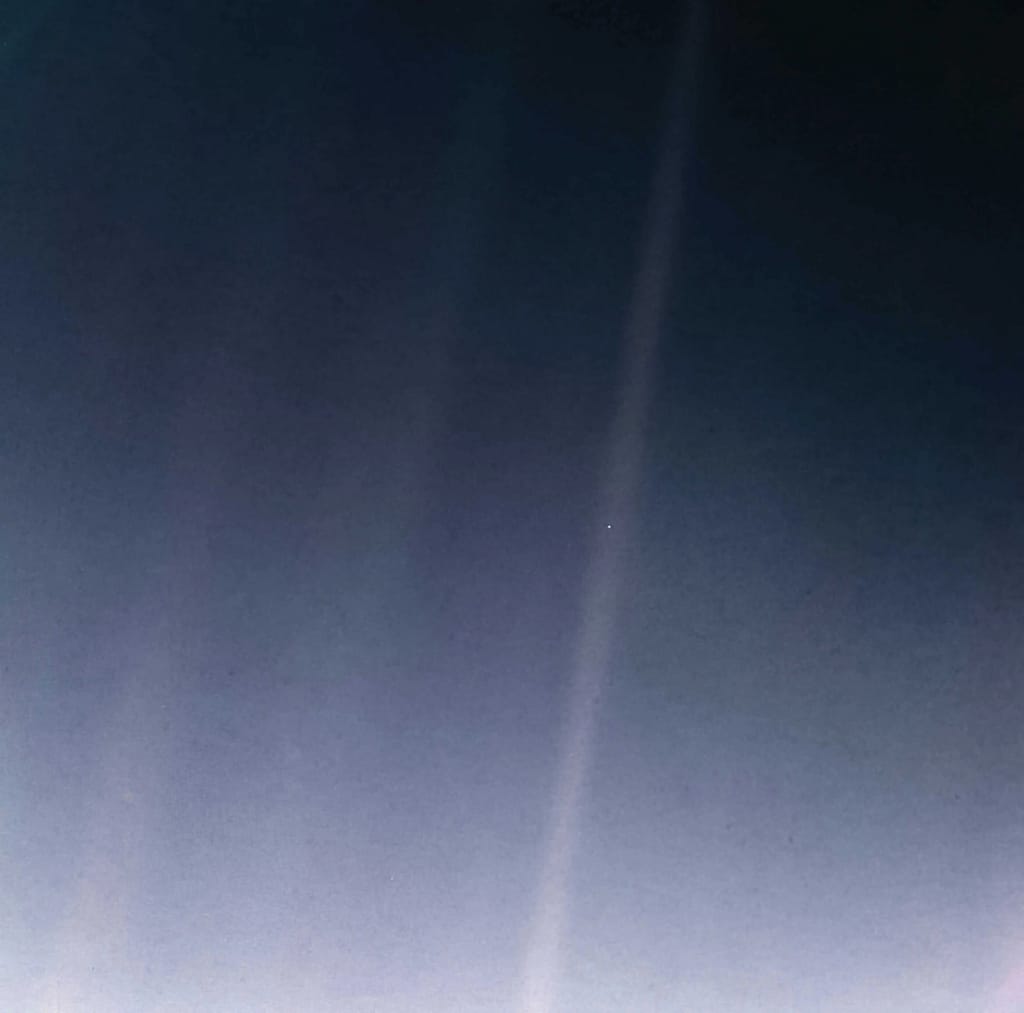 O Pálido Ponto Azul" é uma fotografia da Terra tirada em 14 de fevereiro de 1990 pela Voyager 1 da NASA, a uma distância de 3,7 bilhões de milhas (6 bilhões de quilômetros) do Sol. A imagem inspirou o título do livro do cientista Carl Sagan, Pálido Ponto Azul: Uma Visão do Futuro Humano no Espaço, no qual ele escreveu: “Olhe novamente para esse ponto. Isso é aqui. Isso é o lar. Isso somos nós.”Sondas Voyager da NASA e a contribuição para Astronomia.