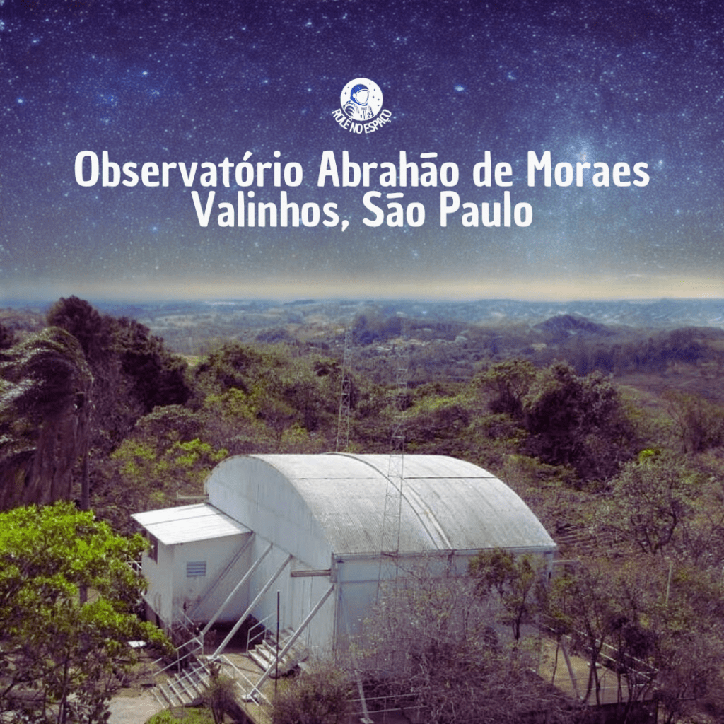 O Observatório Abrahão de Moraes, um dos importantes Observatórios Astronômicos do Brasil, localizado em Valinhos, São Paulo, sob um céu estrelado. O galpão do observatório é visível em primeiro plano, com uma paisagem natural ao redor, cercada por árvores, proporcionando um ambiente tranquilo e ideal para observações astronômicas