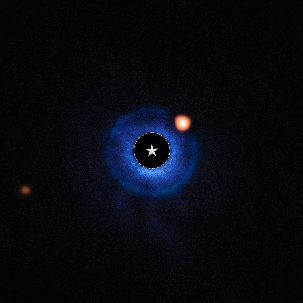 Imagem do sistema estelar TWA 7 com dados combinados do Telescópio Espacial James Webb e do Very Large Telescope. A estrela TWA 7 está no centro, marcada por um círculo e símbolo de estrela. Dados em azul mostram o disco de detritos ao redor da estrela, enquanto pontos laranja indicam objetos no sistema: o ponto brilhante no canto superior direito é o exoplaneta candidato TWA 7 b dentro do disco, e o ponto laranja à esquerda é uma estrela de fundo sem relação.