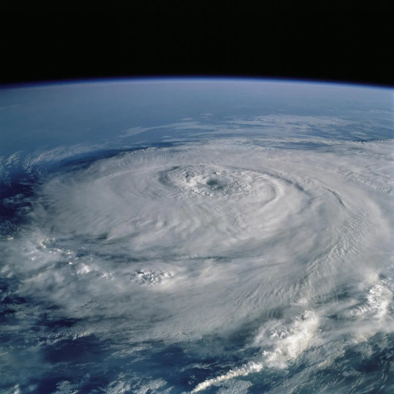 A altura da superfície do mar pode dizer muito aos meteorologistas sobre tempestades extremas como furacões, incluindo se elas vão se intensificar em um dia. Esse tipo de informação pode ajudar as comunidades a se prepararem melhor caso um furacão esteja a caminho. O furacão Elena é visto aqui a partir do ônibus espacial Discovery, em 1985.