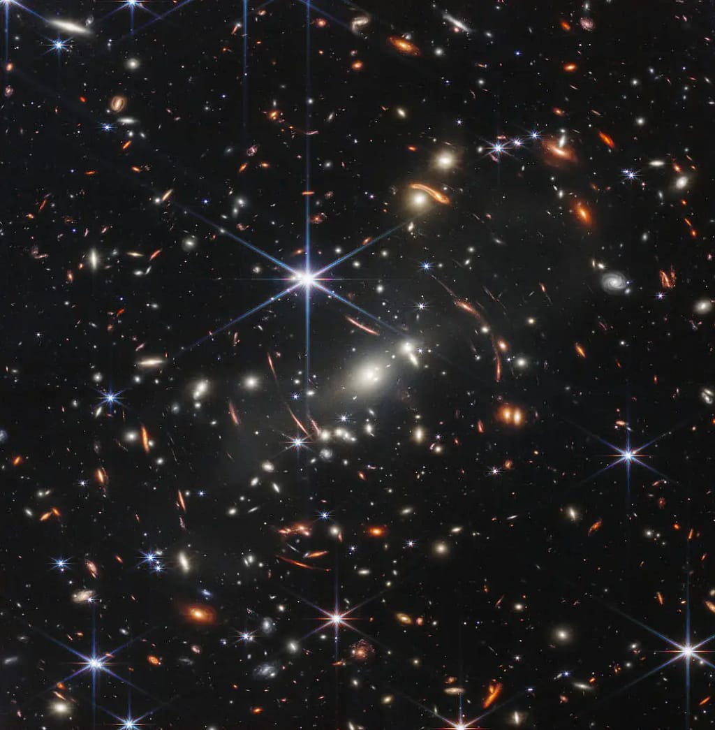 O Telescópio Espacial James Webb, da NASA, produziu a imagem infravermelha mais profunda e nítida do universo distante já registrada até hoje. Conhecida como o Primeiro Campo Profundo do Webb, essa imagem do aglomerado de galáxias SMACS 0723 está repleta de detalhes impressionantes.