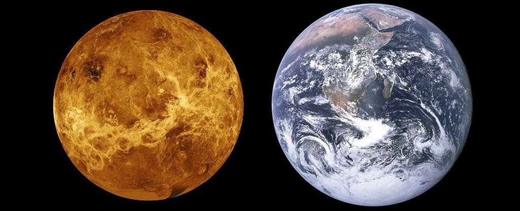 Vênus ao lado da Terra, mostrando sua atmosfera densa e amarelada, enquanto a Terra é vista com sua superfície azul e nublada. A atmosfera espessa de Vênus, composta por nuvens de ácido sulfúrico, é contrastada com a fina atmosfera da Terra, fazendo uma comparação entre os dois planetas, considerados possíveis ‘gêmeos’ em termos de tamanho e composição