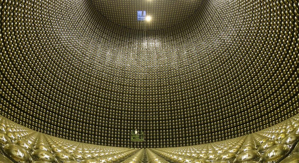 O Super-Kamiokande é o maior detector de Cherenkov em água do mundo. A construção começou em 1991 e, após cinco anos de obras, as observações começaram em 1º de abril de 1996. O Super-Kamiokande é operado por uma colaboração internacional de cerca de 230 pessoas e aproximadamente 50 institutos do Japão, Estados Unidos, Polônia, Coreia, China, Espanha, Canadá, Reino Unido, Itália, França e Vietnã.

O detector Super-Kamiokande consiste em um tanque de aço inoxidável com 39,3 m de diâmetro e 41,4 m de altura, preenchido com 50.000 toneladas de água. Cerca de 13.000 fotomultiplicadores estão instalados nas paredes do tanque. O detector está localizado a 1.000 metros de profundidade na mina de Kamioka, na cidade de Hida, Gifu, Japão.