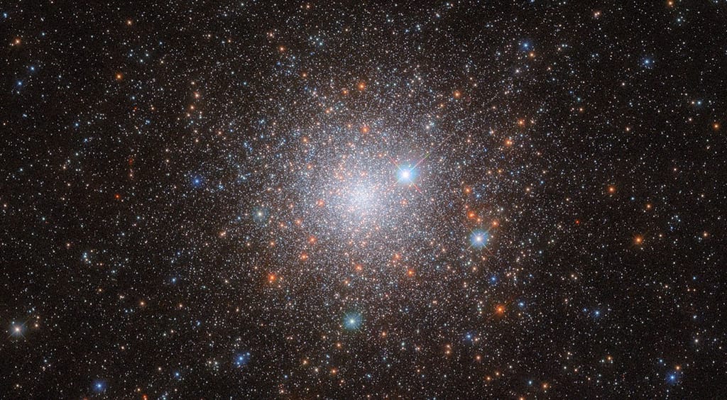 Imagem do Telescópio Espacial Hubble da NASA/ESA mostrando o aglomerado globular NGC 1786, uma densa concentração de estrelas antigas localizada na Grande Nuvem de Magalhães.