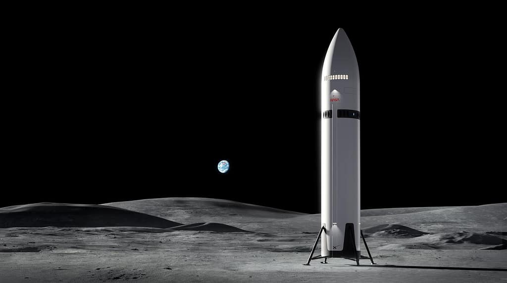 alt="Estes conceitos artísticos mostram o Sistema de Pouso Humano (HLS) da Starship da SpaceX na Lua. A NASA está trabalhando com a SpaceX para desenvolver o Starship HLS, que transportará astronautas da órbita lunar até a superfície lunar e os trará de volta para as missões Artemis III e Artemis IV, como parte da campanha Artemis da agência. Com cerca de 50 metros de altura, o Starship HLS terá aproximadamente a mesma altura de um prédio de 15 andares. Um elevador no Starship HLS será usado para transportar a tripulação e a carga entre o módulo de pouso e a superfície lunar."
