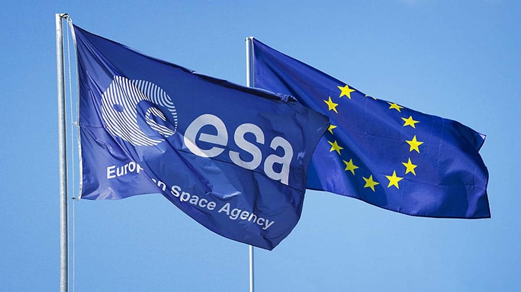 Bandeira da Agência Espacial Europeia (ESA) ao lado da bandeira da União Europeia, simbolizando a cooperação espacial europeia.