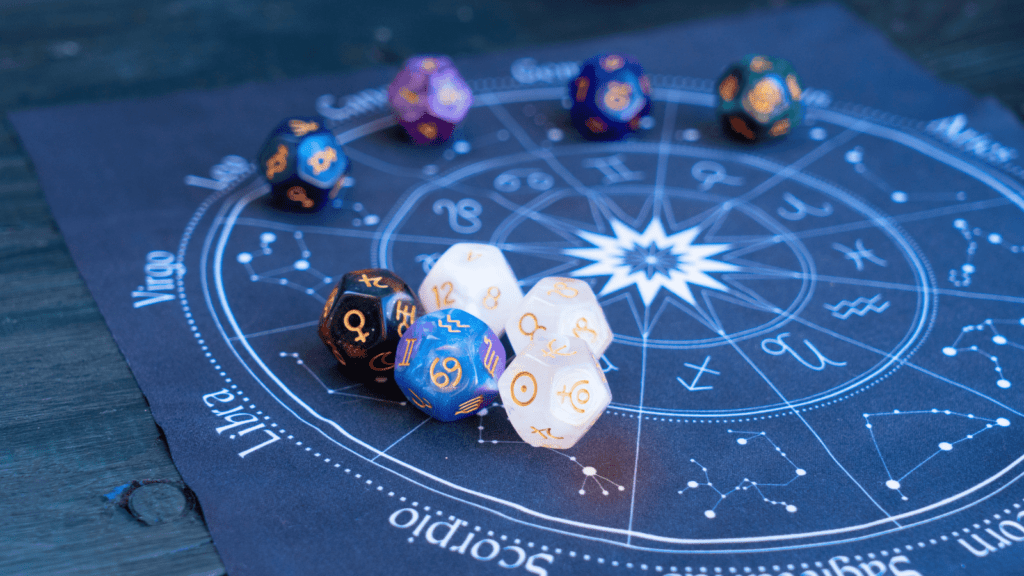 Mesa com uma série de dados e anotações relacionadas à astrologia, incluindo gráficos astrológicos, símbolos zodiacais e cálculos.