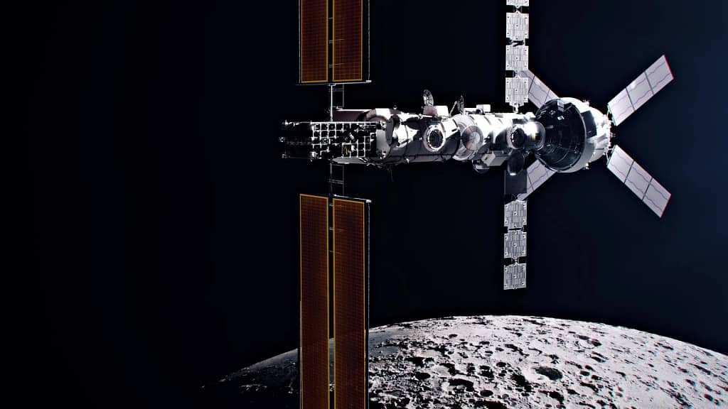 Representação artística da estação espacial Gateway, com seu Elemento de Energia e Propulsão (PPE) e painéis solares implantados. A estação está retratada orbitando a Lua, com seus grandes painéis solares refletindo a luz do Sol. Os primeiros elementos da Gateway serão lançados para a órbita lunar antes da missão Artemis IV.