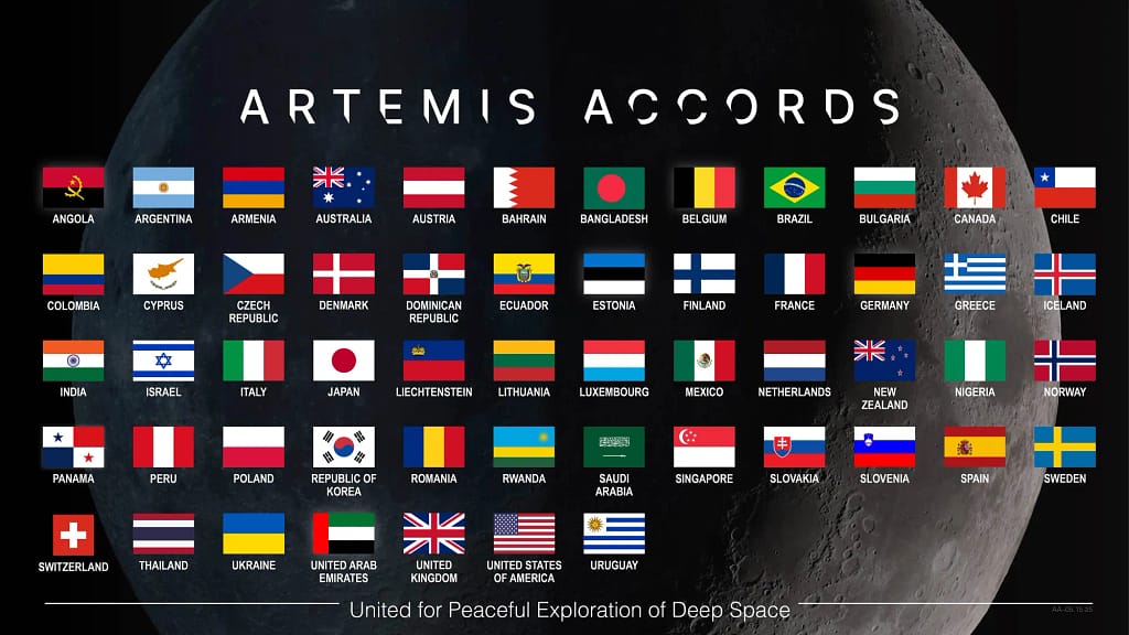 Este gráfico exibe as bandeiras das nações que assinaram os Acordos Artemis, sobre uma imagem de fundo da Lua no espaço negro. O gráfico tem o título 'Acordos Artemis'. As palavras 'Unidos pela Exploração Pacífica do Espaço Profundo' aparecem na parte inferior da imagem. creditos NASA
