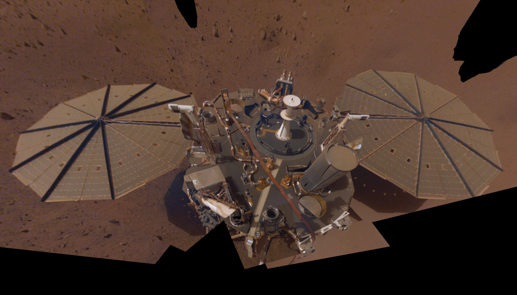 A sonda InSight da NASA tirou esta selfie em 2019 usando uma câmera em seu braço robótico. A sonda também usou o braço para posicionar o sismômetro da missão, cujos dados foram utilizados em um estudo de 2025 que revelou que impactos deixaram fragmentos de detritos no interior profundo do planeta.
Crédito: NASA/JPL-Caltech