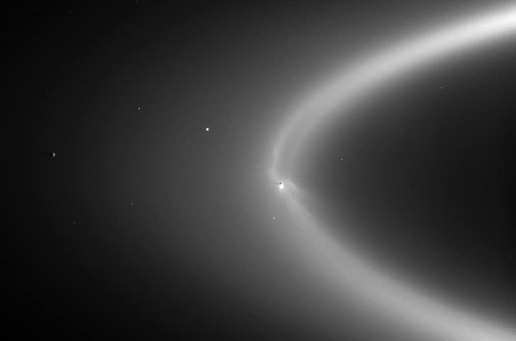 Esta imagem, capturada pela sonda Cassini em 15 de setembro de 2006, a cerca de 2 milhões de quilômetros de Encélado, mostra uma pluma emanando da região polar sul da lua. Essa pluma é formada quando água do oceano subterrâneo de Encélado é expelida por rachaduras em sua superfície congelada.