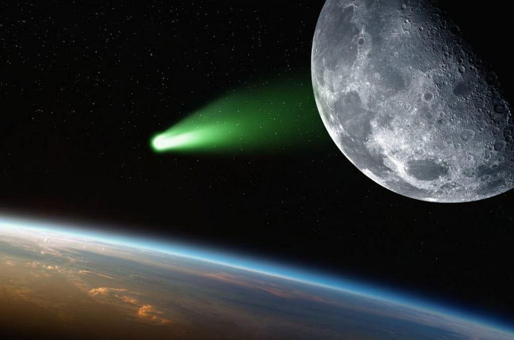 Ilustração mostrando o cometa se aproximando da Terra, com a Lua e diversas estrelas ao fundo, representando a trajetória do corpo celeste pelo espaço.