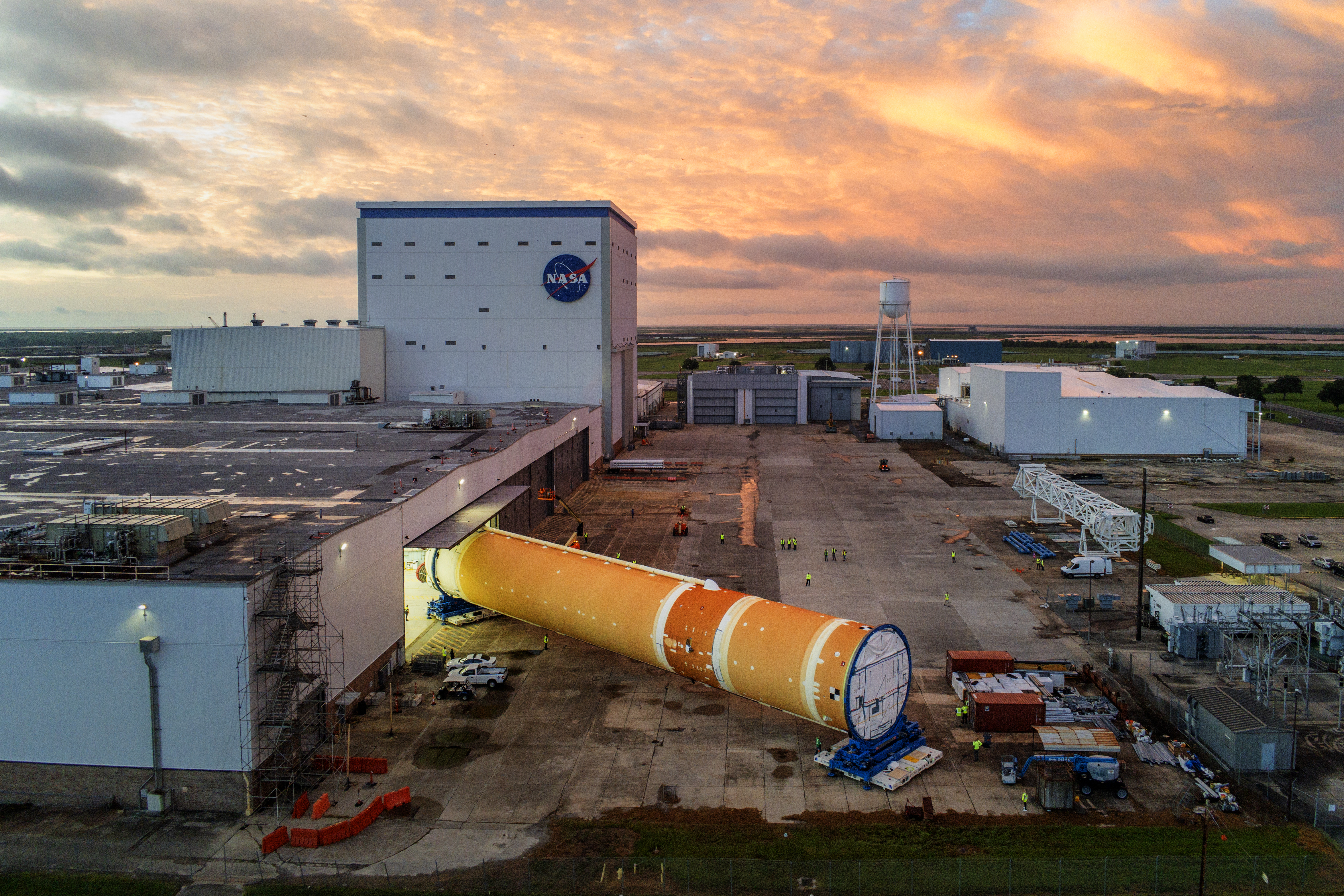 O estágio central da missão Artemis II é transferido da montagem final para o Edifício de Montagem da NASA na Instalação Michoud, em Nova Orleans, em preparação para a entrega ao Centro Espacial Kennedy ainda este mês.
Crédito da imagem: NASA/Michael