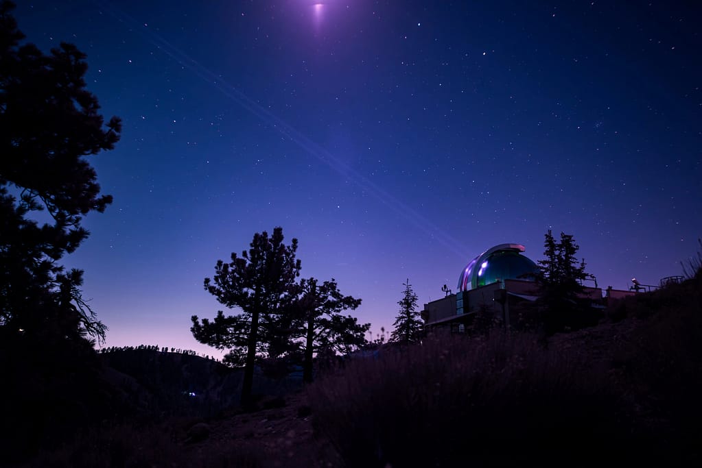 Nesta fotografia infravermelha, o Optical Communications Telescope Laboratory, na instalação Table Mountain do JPL, próximo a Wrightwood, Califórnia, envia seu feixe de oito lasers para o transceptor de laser da comunicação óptica em espaço profundo a bordo da espaçonave Psyche, da NASA.
Crédito: NASA/JPL-Caltech