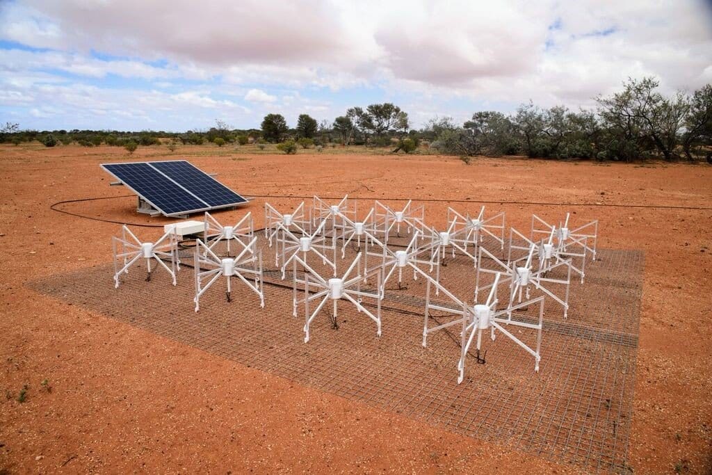 Radiotelescópio Murchison Widefield Array (MWA) no deserto da Austrália Ocidental, com milhares de antenas distribuídas em tiles, projetado para observar a Via Láctea e o universo primitivo em baixas frequências de rádio.