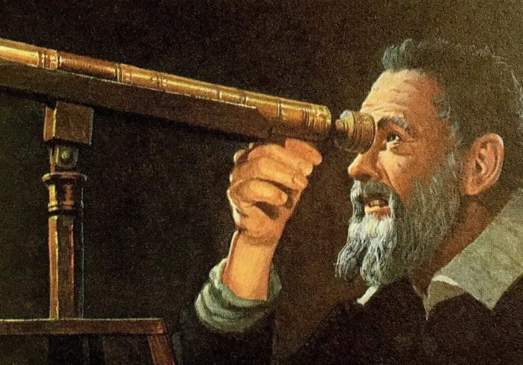 Galileu Galilei olhando através de seu telescópio com o olho esquerdo. Ele está com uma barba grande e cabelo curto, ambos grisalhos. O telescópio, de cor dourada, está apontado para o céu enquanto ele faz suas observações astronômicas.