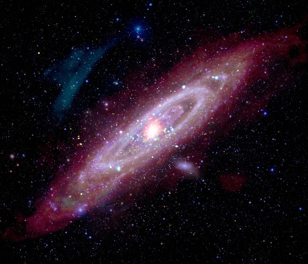 Astrônomos estudam Andrômeda (Messier 31, ou M31) para compreender a estrutura e a evolução da nossa própria galáxia espiral, a Via Láctea. Esta nova imagem composta reúne dados multiespectrais de M31, incluindo: raios-X captados pelos telescópios Chandra e XMM-Newton, luz ultravioleta do satélite GALEX, dados ópticos obtidos por astrofotógrafos com telescópios terrestres, infravermelho dos observatórios Spitzer, IRAS, COBE, Planck e Herschel, além de registros em rádio do Westerbork Synthesis Radio Telescope.

Cada tipo de luz revela novas informações sobre essa galáxia tão próxima e intimamente relacionada à Via Láctea.

