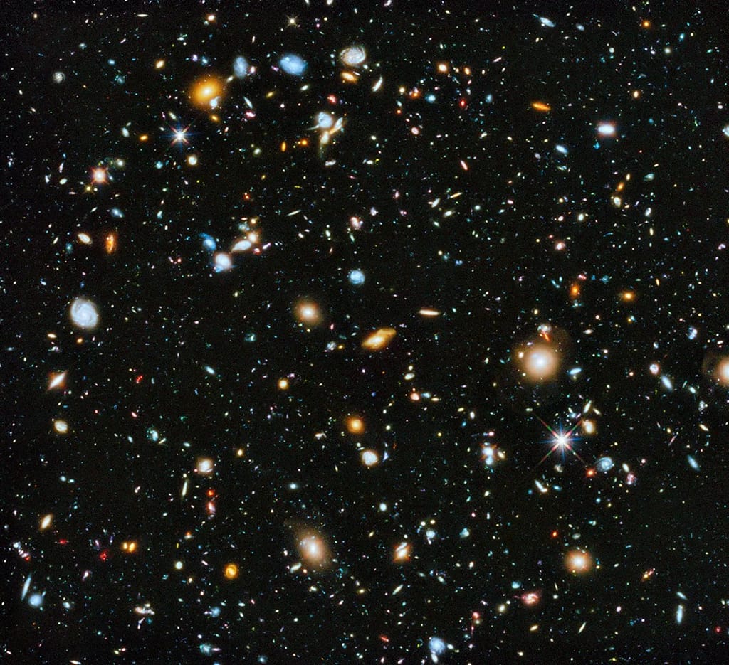 Arqueologia Galáctica em ação! Esta imagem mostra a região central do Hubble Deep Field original. Se você estendesse uma agulha à distância do braço, toda a imagem caberia dentro do olho da agulha! 
São milhares de galáxias, cada uma com bilhões de estrelas, e cada estrela provavelmente com planetas orbitando ao redor.
Crédito: NASA, ESA, H. Teplitz e M. Rafelski (IPAC/Caltech); A. Koekemoer (STScI), R. Windhorst (Arizona State University) e Z. Levay (STScI)