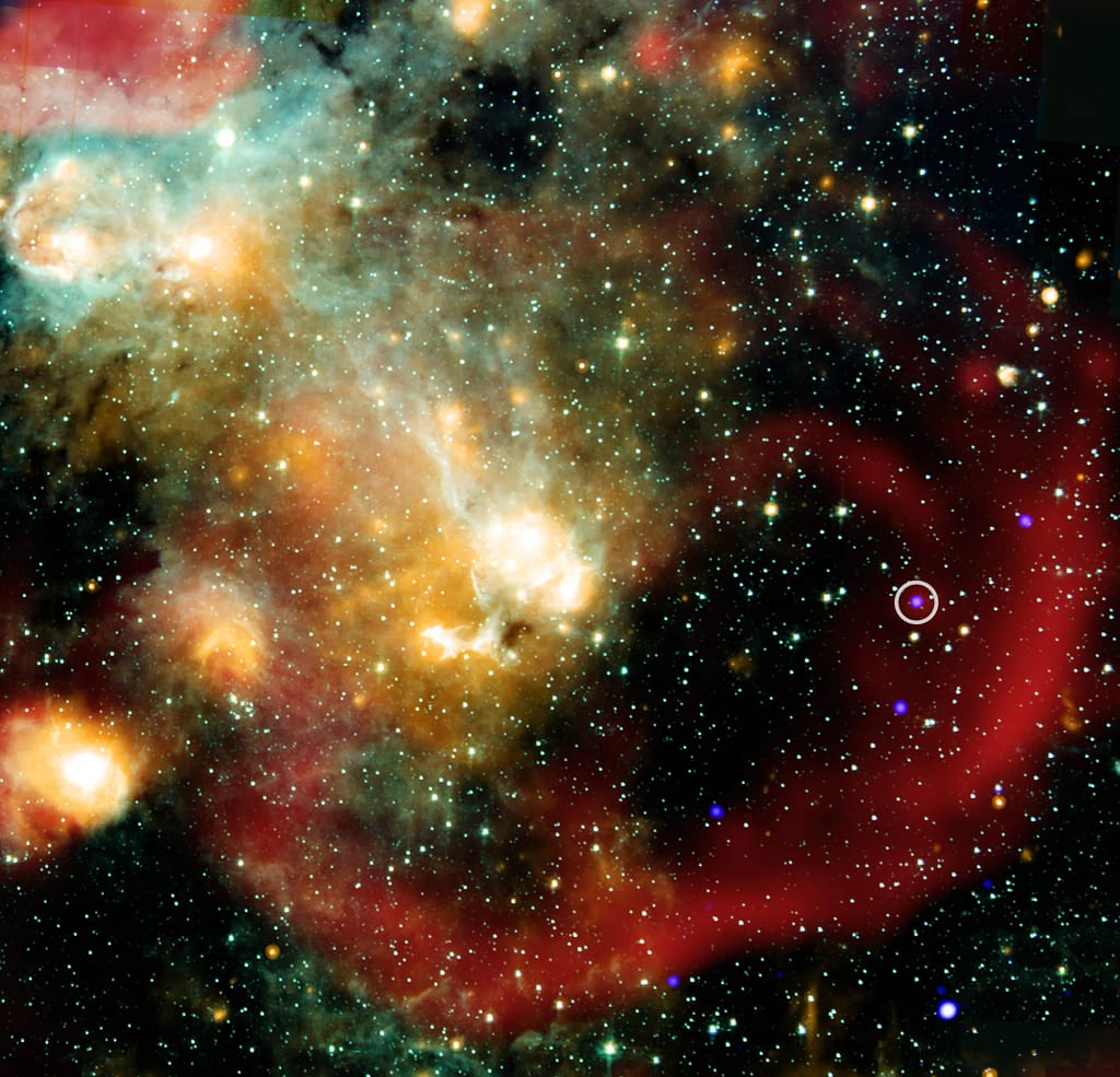 Os cientistas descobriram uma estrela se comportando de uma maneira nunca antes vista, oferecendo novas pistas sobre a origem de uma classe de objetos misteriosos. Esse objeto, conhecido como ASKAP J1832, apresenta variações regulares tanto na intensidade das ondas de rádio quanto nos raios-X a cada 44 minutos — a primeira vez que esse tipo de variação é observado em uma classe de objetos descoberta há apenas três anos. Os raios-X captados pelo Chandra são mostrados junto com dados em infravermelho do Telescópio Espacial Spitzer e registros de rádio do LOFAR. Uma imagem ampliada mostra uma visão mais detalhada da região ao redor desse objeto incomum, em luz de raios-X e rádio.