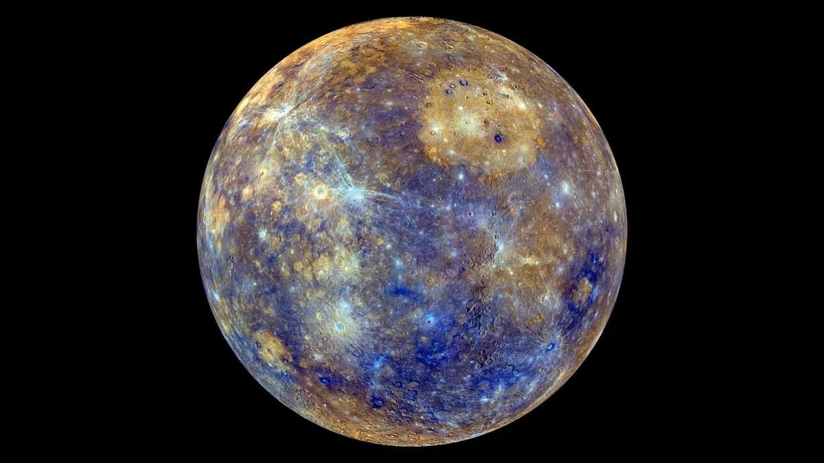 Foto do Planeta Mercúrio tirada pela sonda MESSENGER da NASA, mostrando a superfície do planeta com detalhes impressionantes. A imagem revela características geológicas do planeta, como crateras e vastas planícies, proporcionando uma visão única do planeta mais próximo do Sol."