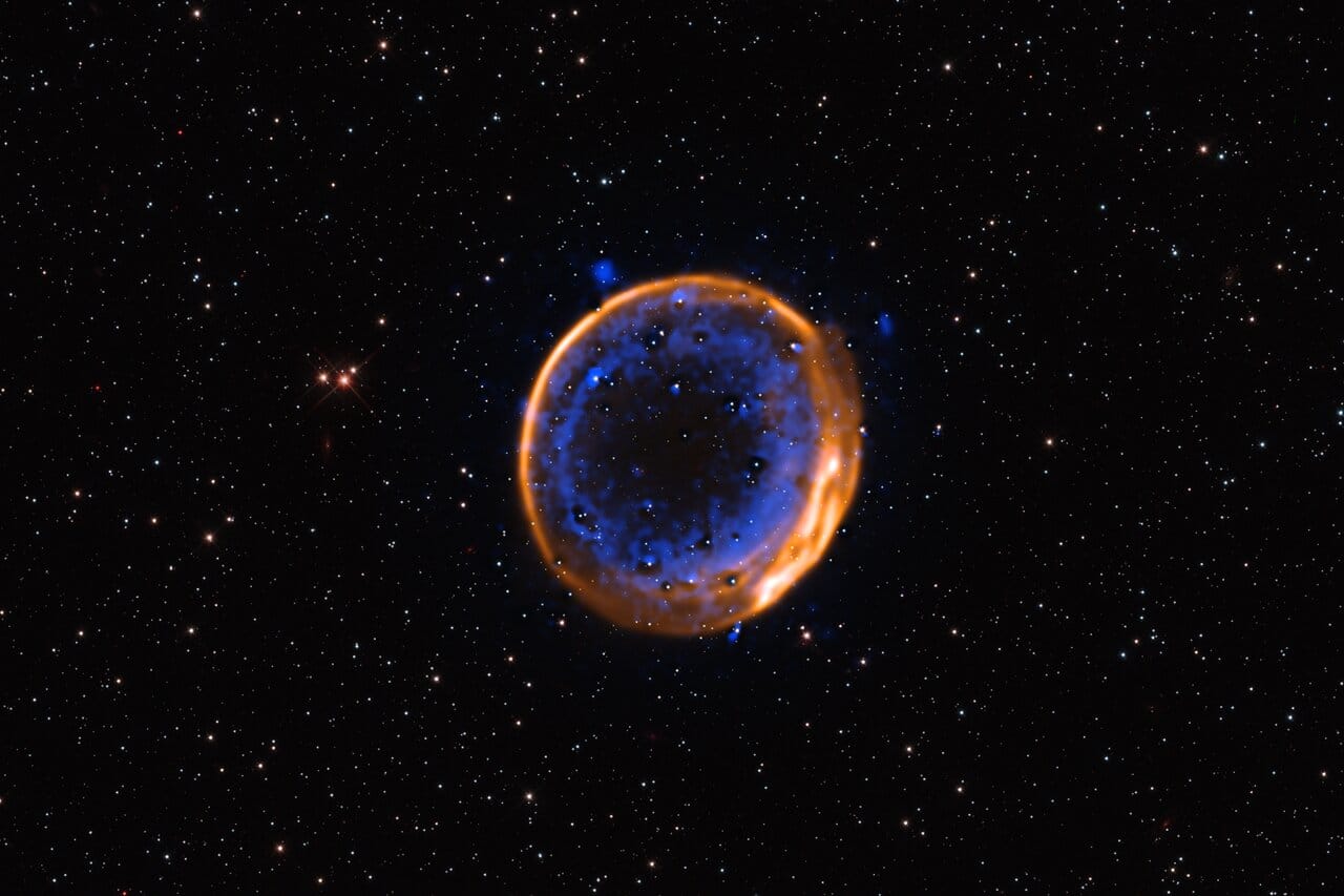 Esta imagem de SNR 0509-67.5 foi capturada com o instrumento Multi-Unit Spectroscopic Explorer do Very Large Telescope, do ESO. Esse equipamento permite que os astrônomos mapeiem a distribuição dos elementos químicos. Nesta imagem, o cálcio aparece representado em azul. As duas camadas concêntricas visíveis comprovam que a estrela original explodiu duas vezes.