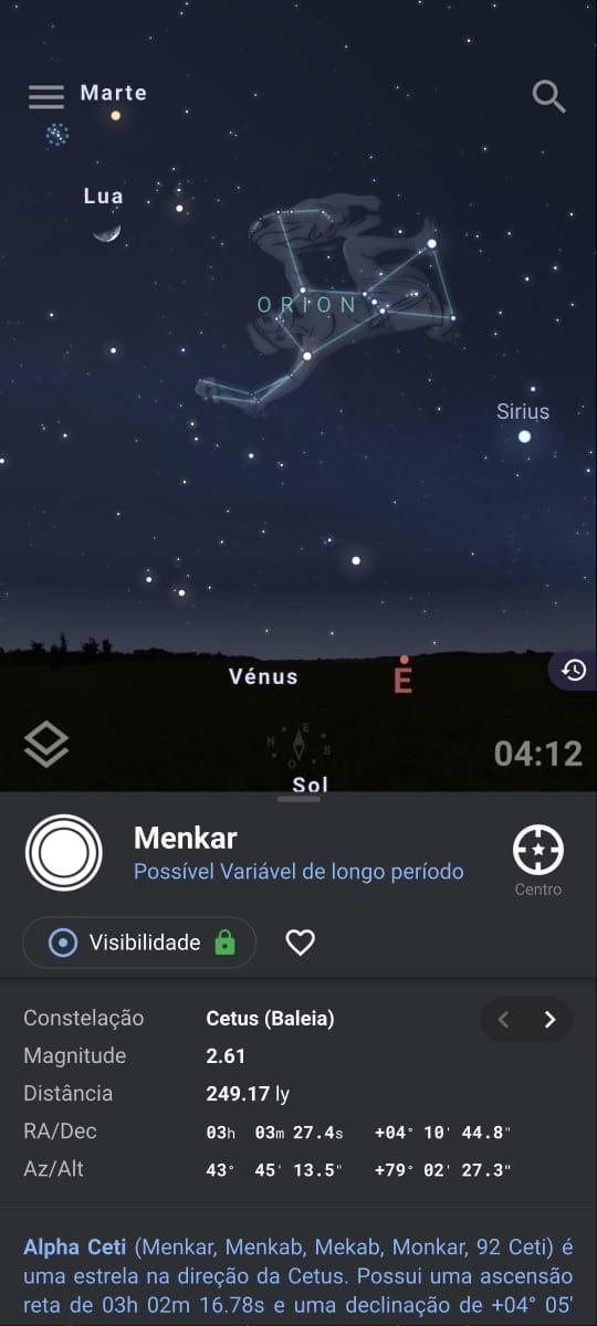 rint do aplicativo Stellarium mostrando a constelação de Órion no céu noturno, com estrelas e seus nomes identificados. A tela do celular exibe uma interface interativa em 3D, utilizando realidade aumentada para ajudar o usuário a identificar as estrelas de Órion ao alinhar o celular com o céu."