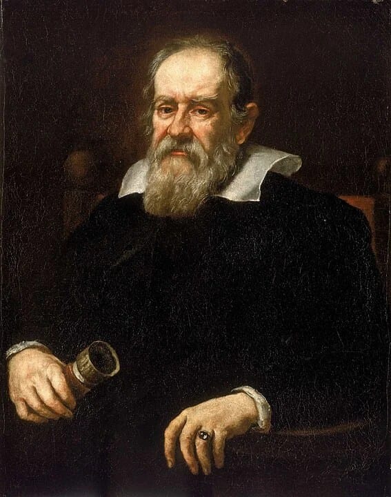 Retrato artístico de Galileu Galilei, sentado e olhando para frente, segurando uma luneta com uma das mãos e com um anel preto na outra. A imagem captura o icônico cientista e astrônomo, simbolizando sua contribuição histórica para a astronomia e suas descobertas inovadoras.