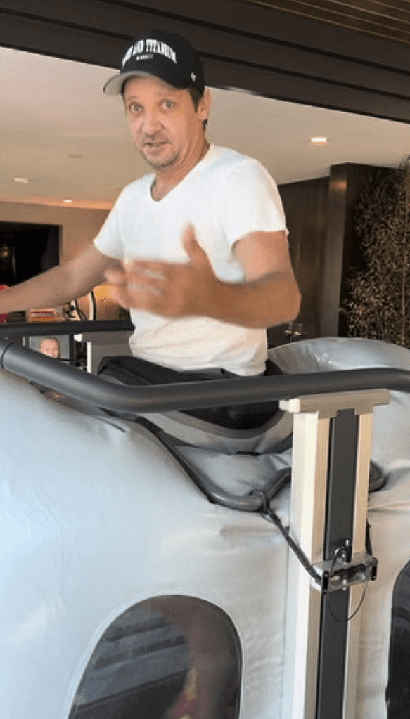 O ator Jeremy Renner se exercita em uma esteira Boost 2. Renner falou publicamente sobre o papel que a esteira teve em sua recuperação após um acidente no Dia de Ano Novo de 2023, quando foi atropelado por um limpa-neve e fraturou 38 ossos.
Crédito: Boost Treadmills LLC