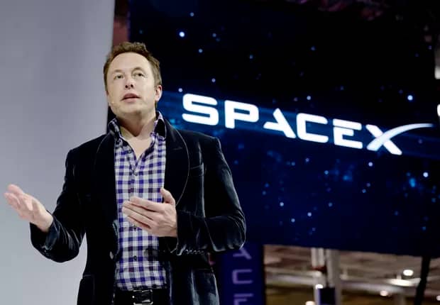  Elon Musk posicionado abaixo do logotipo da empresa. A imagem incorpora elementos visuais representando marcos importantes do ano, como lançamentos bem-sucedidos, testes da Starship e progressos na exploração espacial.