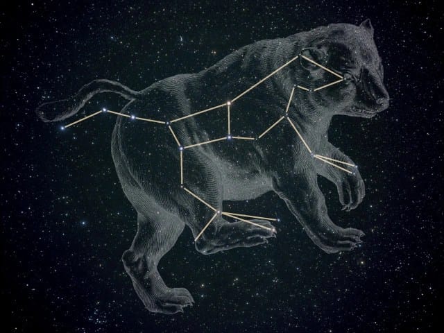 Imagem da constelação da Ursa Maior mostrando suas principais estrelas conectadas por linhas, ilustrando a formação clássica da constelação no céu noturno. Créditos: Constelação de Ursa Maior | Seiya Universe Wiki | Fandom.