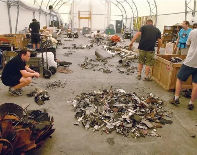 Elon Musk inspecionando os destroços do Falcon 1 após o primeiro voo de teste em 2006