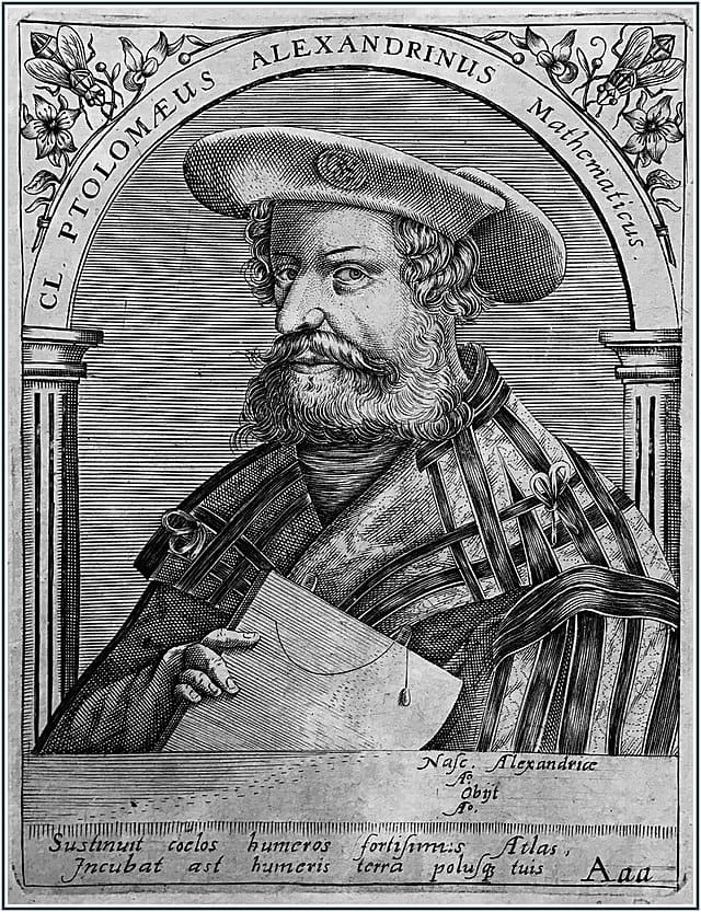 Representação artística de Claudius Ptolomeu, com linhas simples e minimalistas. Ele é retratado com um chapéu pequeno, menor que um sobreiro, e um bigode e barba distintos. Seu olhar sério transmite a sabedoria e a autoridade de um grande astrônomo e geógrafo da antiguidade.