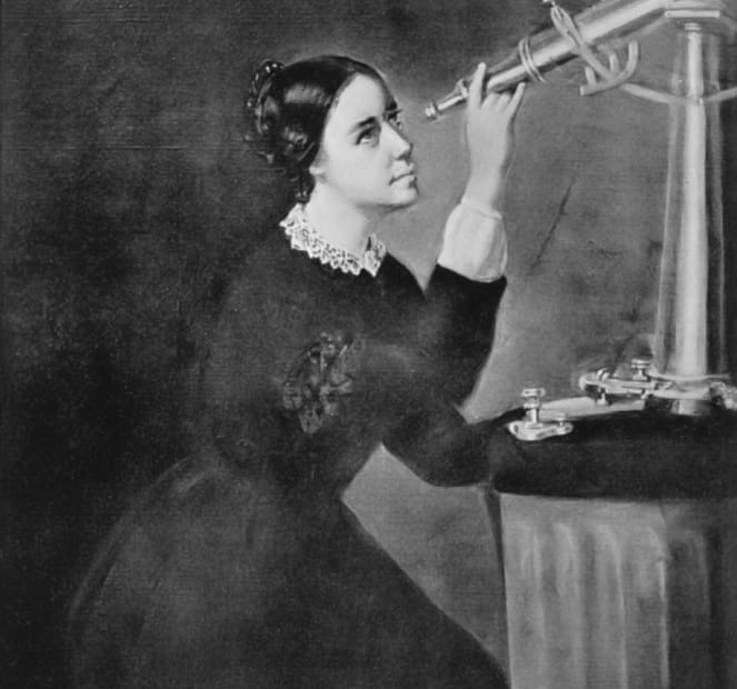 Imagem em preto e branco de Maria Mitchell, uma das mulheres na astronomia mais importantes do século XIX, observando o céu por um telescópio.