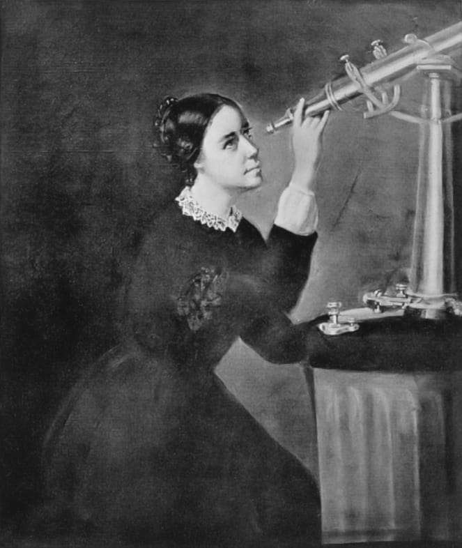 Imagem em preto e branco de Maria Mitchell, uma das mulheres na astronomia mais importantes do século XIX, observando o céu por um telescópio.