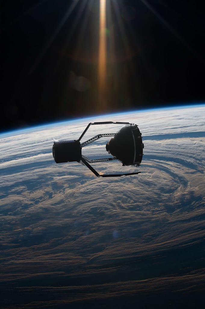 Imagem do satélite ClearSpace-1 utilizando braços robóticos para capturar um pedaço de lixo espacial, com a Terra ao fundo. A missão visa remover a parte superior de um adaptador Vespa deixado em órbita após um lançamento do foguete Vega.