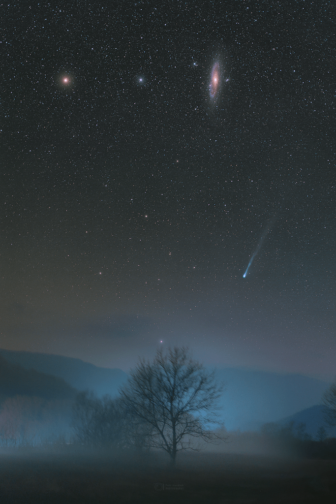 Com a chegada da primavera para os observadores do céu do hemisfério norte, o cometa 12P/Pons-Brooks está se tornando mais brilhante. Atualmente visível com pequenos telescópios e binóculos, o cometa do tipo Halley pode chegar a ser visto a olho nu nas próximas semanas. Apesar da atmosfera enevoada, a coma esverdeada e a longa cauda do cometa pairam perto do horizonte nesta bela paisagem noturna profunda registrada em Revuca, na Eslováquia, em 5 de março. M31, também conhecida como Galáxia de Andrômeda, e a brilhante estrela amarelada Mirach, a segunda estrela mais brilhante da constelação de Andrômeda, aparecem no céu acima do cometa. A Galáxia de Andrômeda está a cerca de 2,5 milhões de anos-luz além da Via Láctea.
Crédito da imagem e direitos autorais: Petr Horálek / Instituto de Física em Opava