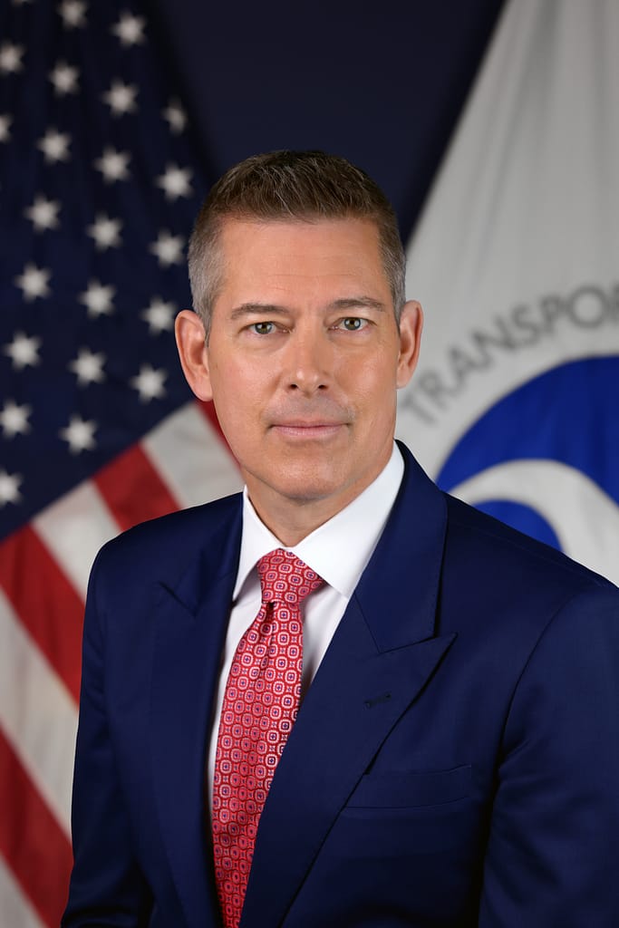 Sean P. Duffy atua como o 20º Secretário de Transportes dos Estados Unidos. Natural de Hayward, Wisconsin, Duffy obteve um diploma de bacharel em marketing pelo St. Mary’s College of Maryland e um Juris Doctor pela William Mitchell College of Law em 1999. Antes de entrar na política, ganhou reconhecimento nacional como atleta profissional de lenhador, competindo em campeonatos mundiais, e participou dos programas da MTV The Real World: Boston e Road Rules: All Stars, onde conheceu o grande amor de sua vida, Rachel Campos.