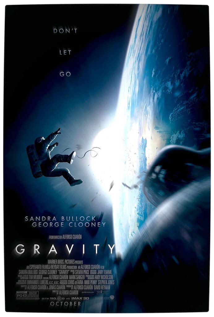 O pôster de Gravidade exibe a curvatura da Terra vista do espaço, com um astronauta flutuando em meio à vastidão cósmica. Ao fundo, uma explosão sugere um evento catastrófico, deixando o astronauta à deriva, em uma luta pela sobrevivência. O filme intensifica a tensão do vazio do espaço e os desafios extremos enfrentados pelos protagonistas, levando o público a refletir sobre a fragilidade da vida humana no cosmos.