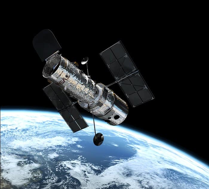 Ilustração do Telescópio Espacial Hubble da NASA/ESA em órbita a 600 quilômetros acima da Terra, mostrando sua posição no espaço e estrutura externa.