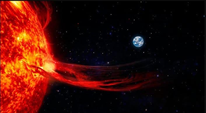 Tempestade solar com flare solar intenso se propagando do Sol em direção à Terra, representando a ejeção de massa coronal no espaço entre os dois corpos celestes.