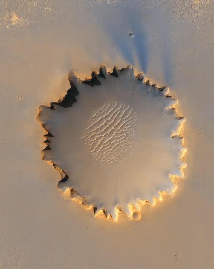 Orbitadores mais avançados trouxeram uma nova perspectiva do Planeta Vermelho — especialmente o Mars Reconnaissance Orbiter, da NASA, que utiliza sua câmera HiRISE para enxergar detalhes da superfície que antes apareciam borrados nas imagens anteriores. Aqui, a HiRISE registra a Cratera Victoria.
NASA/JPL-Caltech/University of Arizona