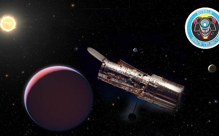 telescópio espacial Hubble observando um exoplaneta avermelhado em órbita de uma estrela distante. O Hubble aparece em primeiro plano, flutuando no espaço, enquanto ao fundo é visível o exoplaneta com tonalidade vermelha, iluminado pela luz da estrela do seu sistema estelar.