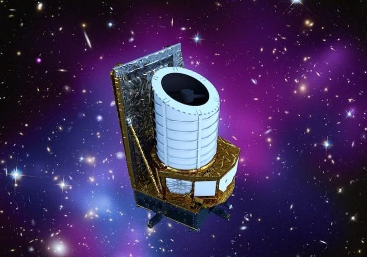 Telescópio Espacial Euclid flutuando no espaço escuro, com painéis solares abertos, estudando a matéria escura e a energia escura no universo distante.