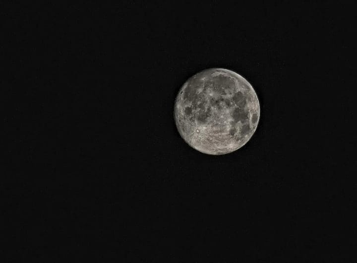 Teoria do Grande Impacto ainda é a explicação mais aceita para a formação da Lua. Ela se fortaleceu ao longo dos anos com análises das rochas lunares trazidas pelas missões Apollo e estudos de modelagem computacional.
