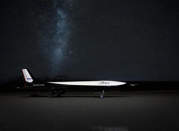 O Mk-II Aurora, o primeiro voo supersônico civil em décadas, preparado para decolar em uma pista de voo. O jato apresenta cores preto e branco, com um céu estrelado ao fundo, destacando o marco histórico na aviação supersônica.