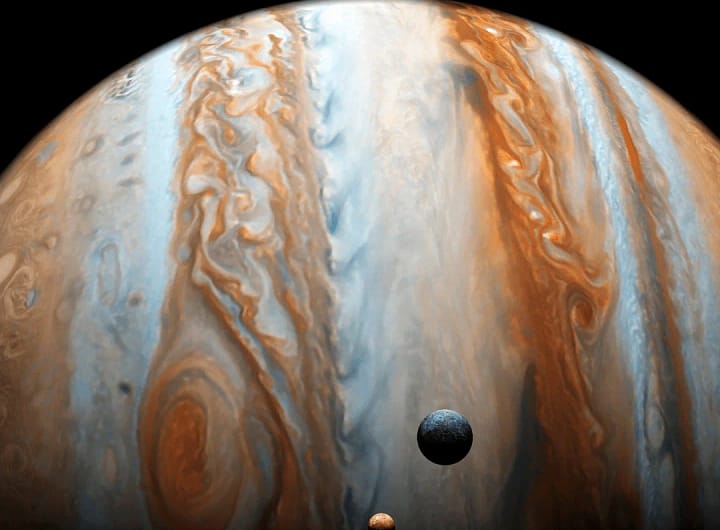 Júpiter, evidenciando a Grande Mancha Vermelha, uma enorme tempestade que há séculos ocorre no planeta. A imagem mostra as intensas nuvens de gases que formam a atmosfera do planeta, com a mancha vermelha destacando-se em meio ao turbilhão de nuvens coloridas.