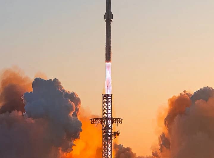 Starship da SpaceX durante lançamento, simbolizando o futuro da exploração espacial.