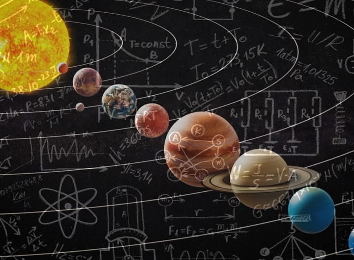 trabalho artístico imagem do sistema solar com rabiscos brancos representando fórmulas matemáticas e desenhos astronômicos, ilustrando conceitos de Astronomia Teórica, com gráficos e equações relacionadas ao estudo do cosmos
